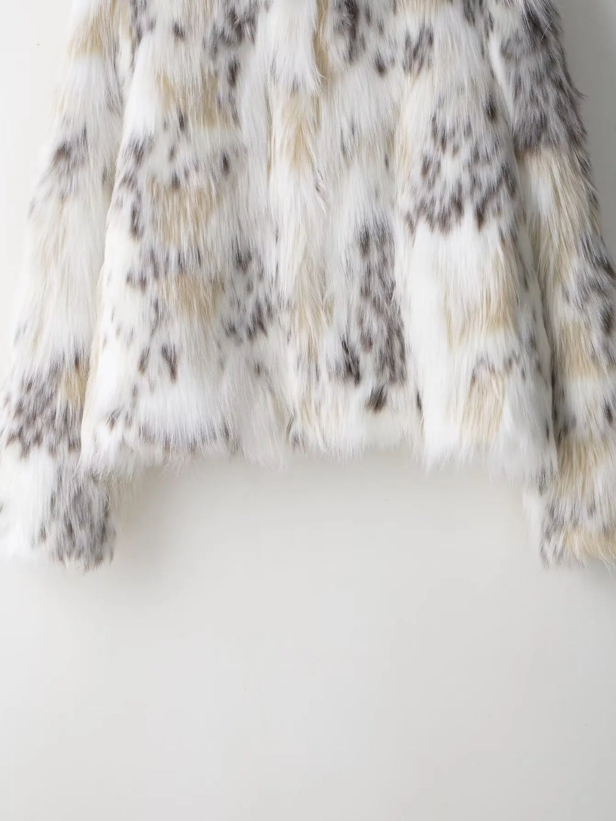 Short Stand Faux Fur Jacket White Loose Luxury Plush Coat Stylish Long Sleeves Women's Furry Jacket Winter New Fluffy Outerwears