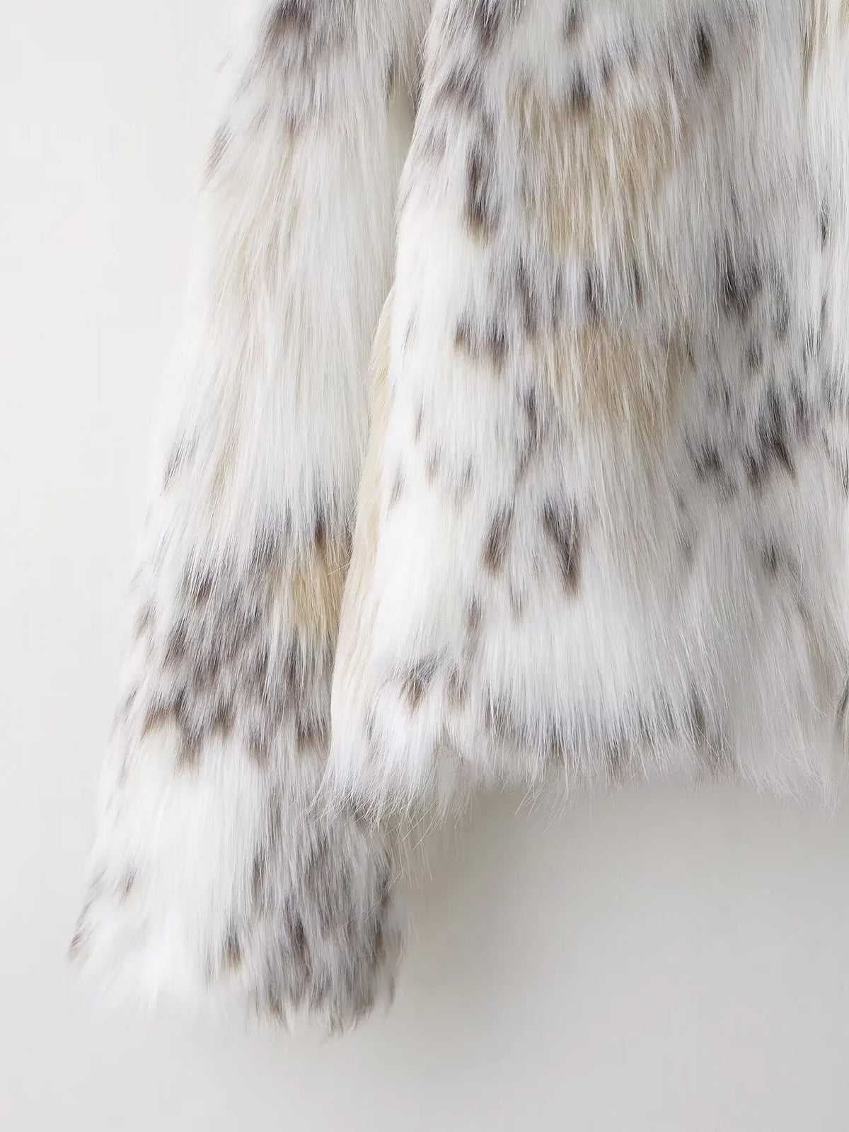 Short Stand Faux Fur Jacket White Loose Luxury Plush Coat Stylish Long Sleeves Women's Furry Jacket Winter New Fluffy Outerwears