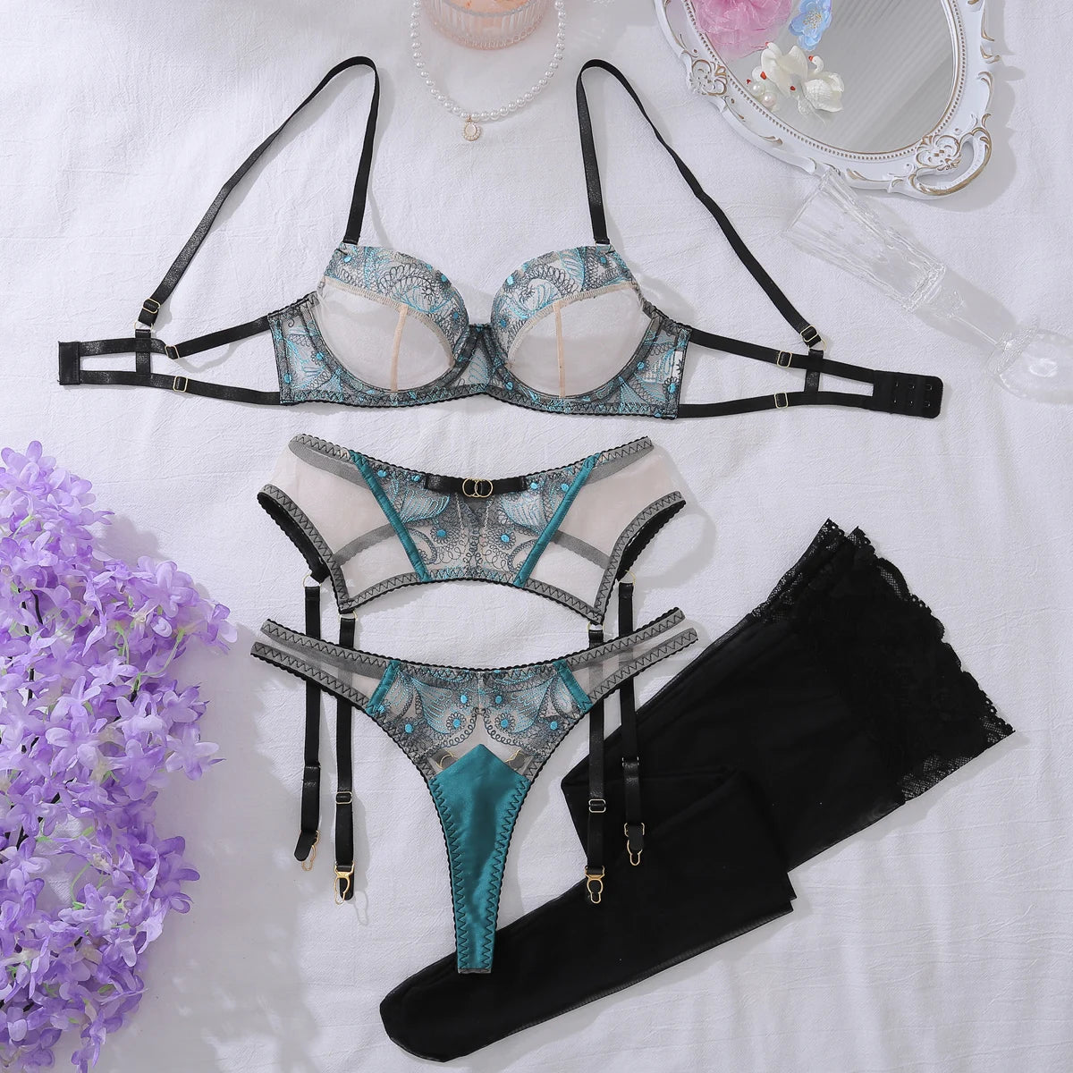Ladies' New Fashionable and Sexy Lace Embroidered Western Region Style Luxury and Beautiful Underwear and Underwear 4-piece Set