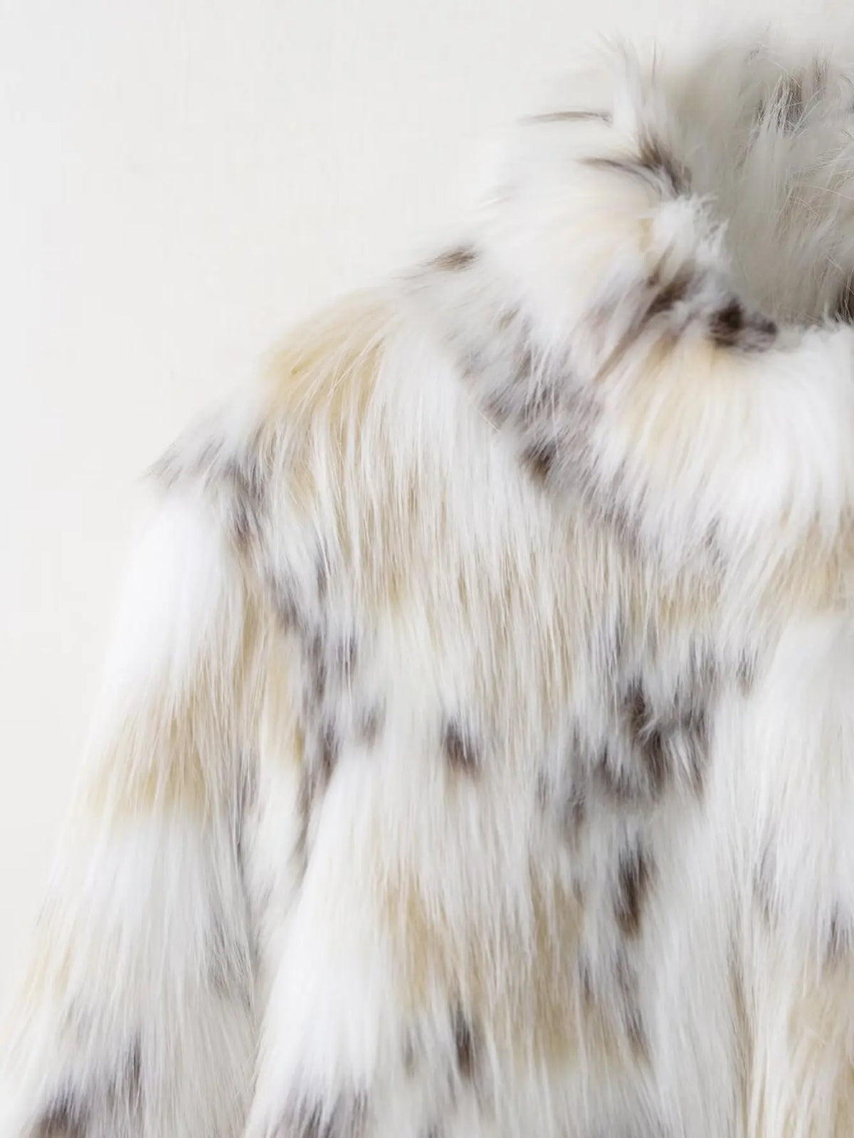 Short Stand Faux Fur Jacket White Loose Luxury Plush Coat Stylish Long Sleeves Women's Furry Jacket Winter New Fluffy Outerwears